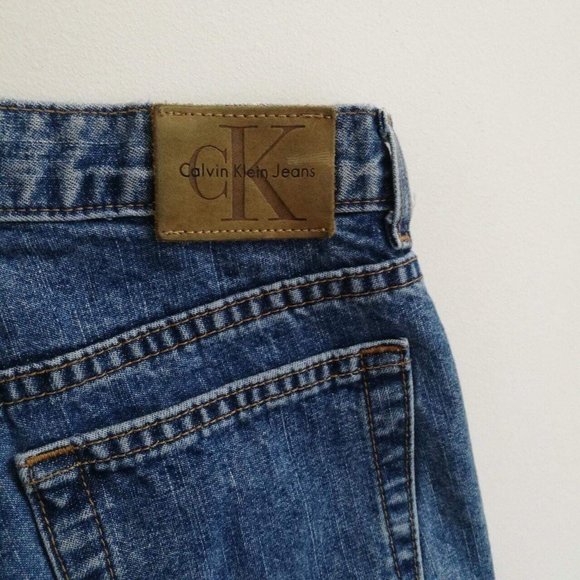 CALVIN KLEIN LOW-RISE DARK WASH DENIM SHORTS - Picture 3 of 3